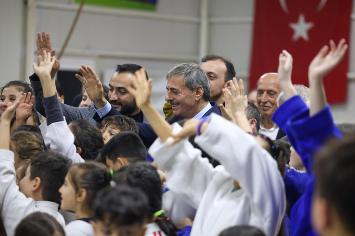 Her ilçede yeni spor tesisleri inşa edeceğiz
