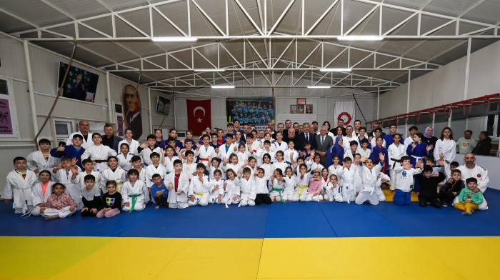 Her ilçede yeni spor tesisleri inşa edeceğiz