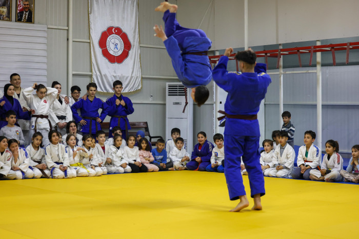 Her ilçede yeni spor tesisleri inşa edeceğiz