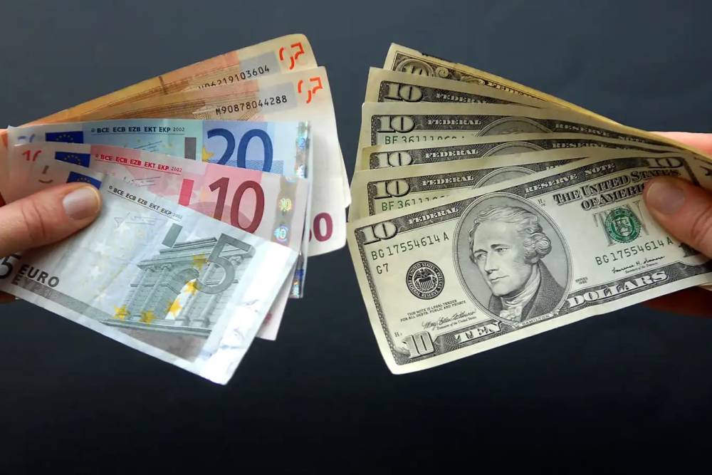 Dolar ve Euro güne düşüşle başladı