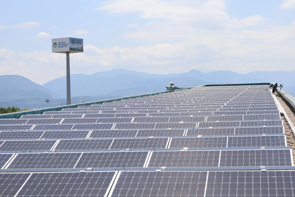 40 tonluk karbondioksit emisyonu önlendi Sakarya’nın ilk çatı GES projesinde tam kapasiteyle enerji üretimi başladı
