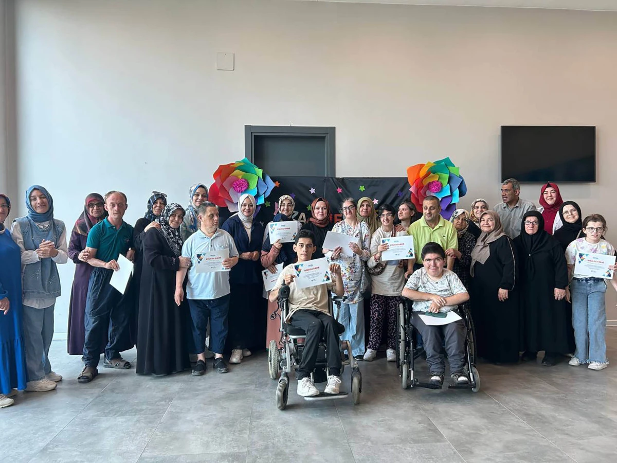 Akyazı SGM’de özel gereksinimli bireyler karne sevinci yaşadı