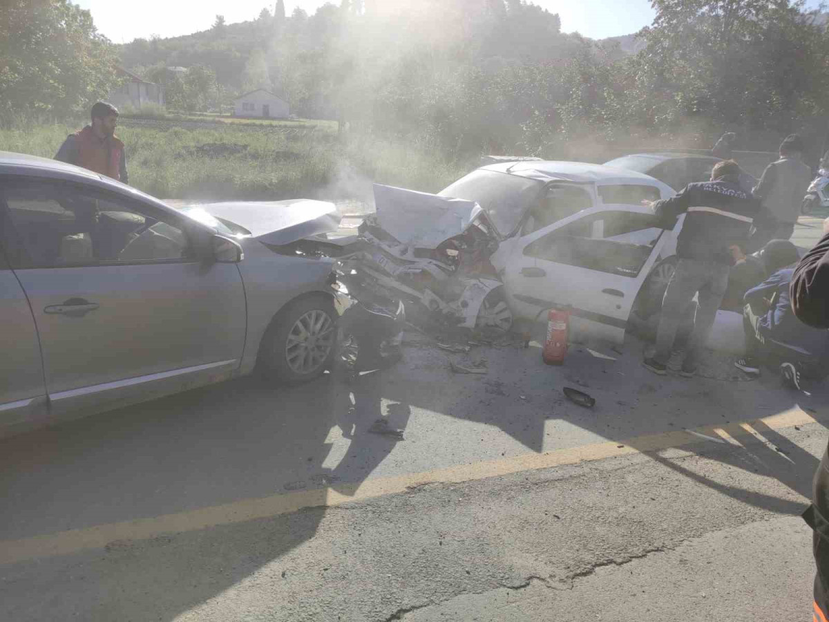 Akyazı'da iki otomobil kafa kafaya çarpıştı: 1 yaralı