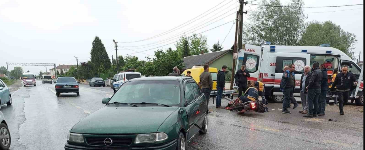 Akyazı'da kaza! Otomobil ile motosiklet çarpıştı: 2 yaralı