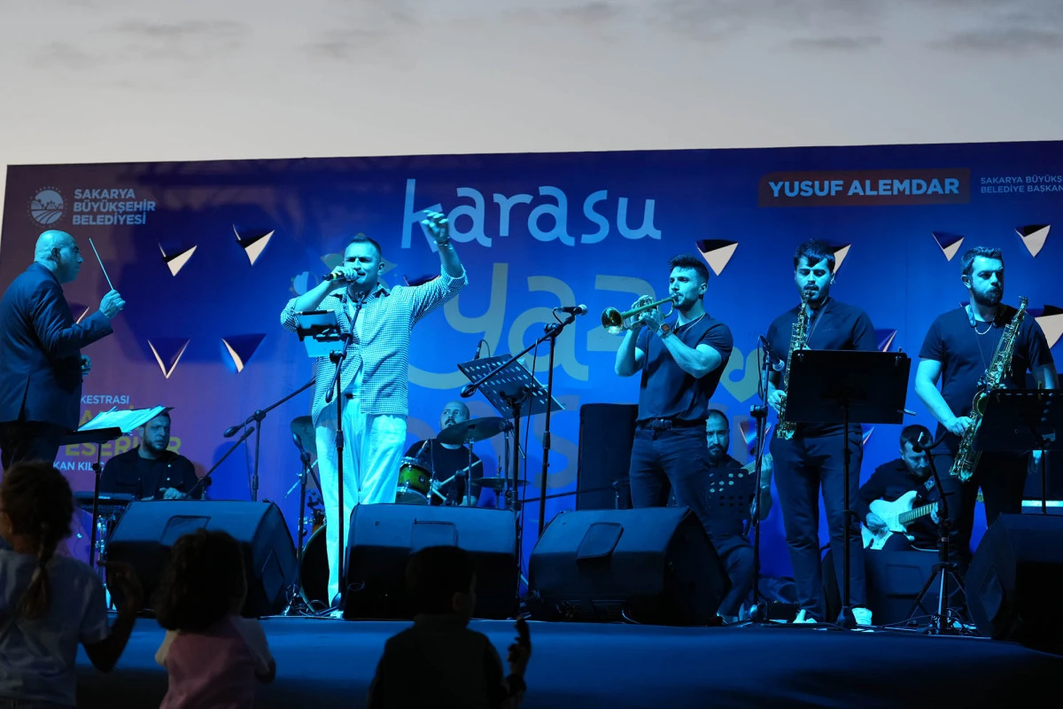 Büyükşehir’den Karasu’da yaz akşamına neşe katan nostalji konseri