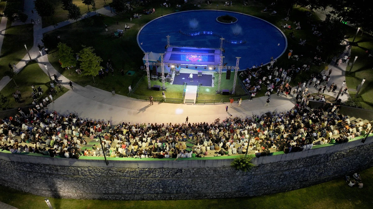 Büyükşehir’in ‘Yaz Seninle Güzel’ konser rüzgarında Emir Şamur coşkusu