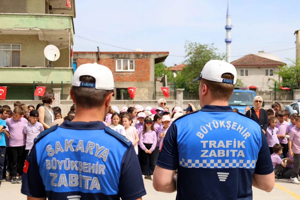 En renkli trafik etkinliği yine Büyükşehir’den: Güvenli trafiğin şartlarını ‘tebessümle’ öğrendiler