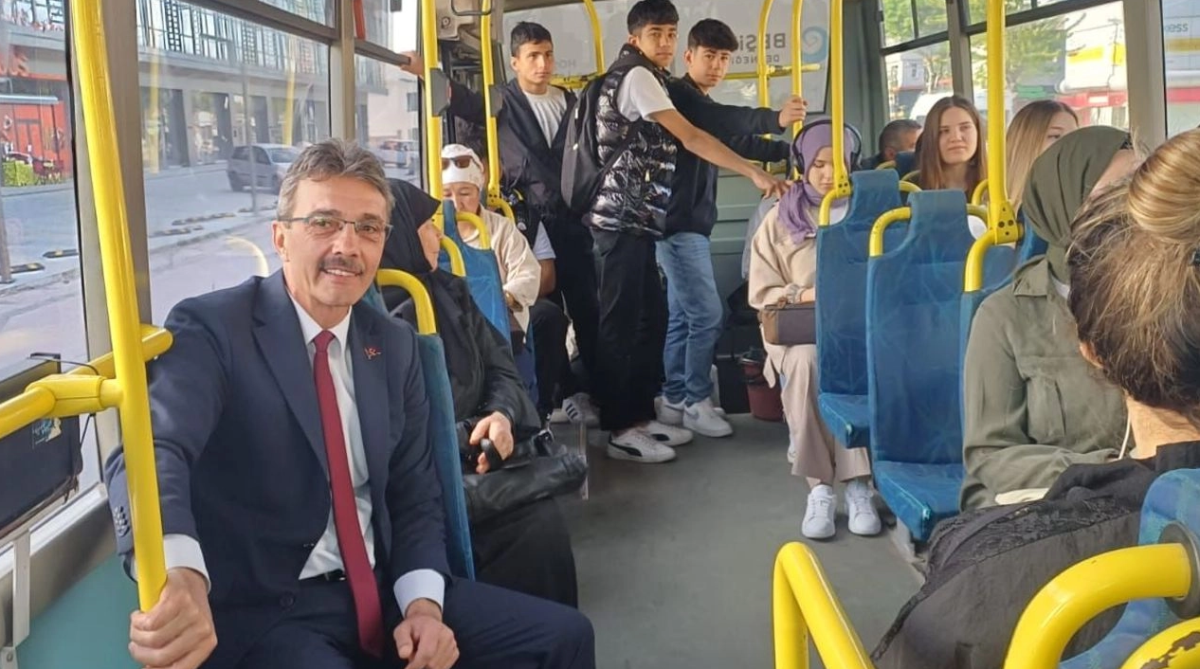 Erenler Belediye Başkanı Dinç, işe otobüsle gidip geliyor