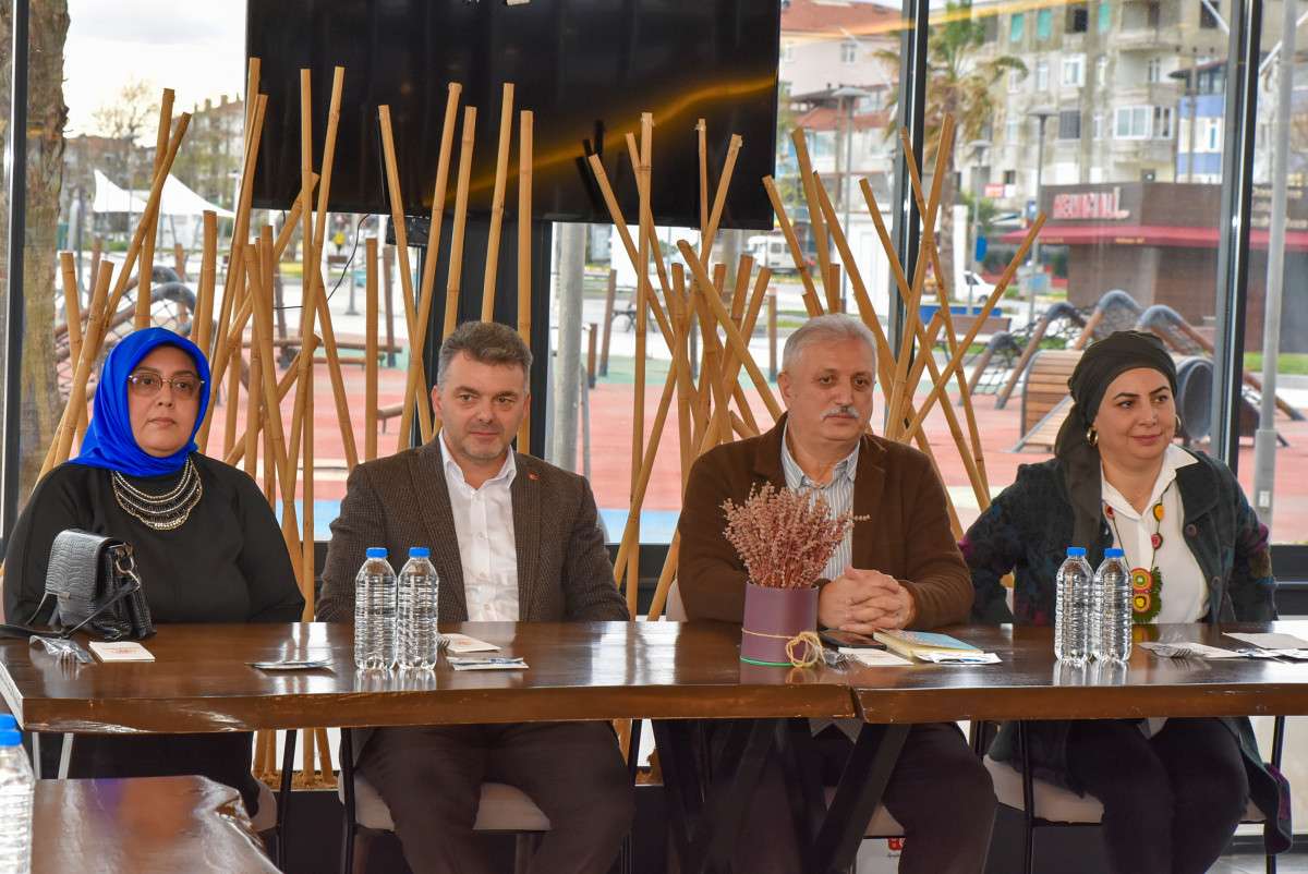 “Karasu Belediye Başkanı İshak SARI Sakaryalı Kadın Yazarların Kitap Tanıtım ve İmza Günü’ne Katıldı”