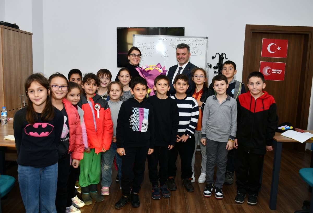 Karasu Belediye Başkanı Sn. İshak Sarı öğretmenler gününde öğretmenlerimize çiçek takdim etti