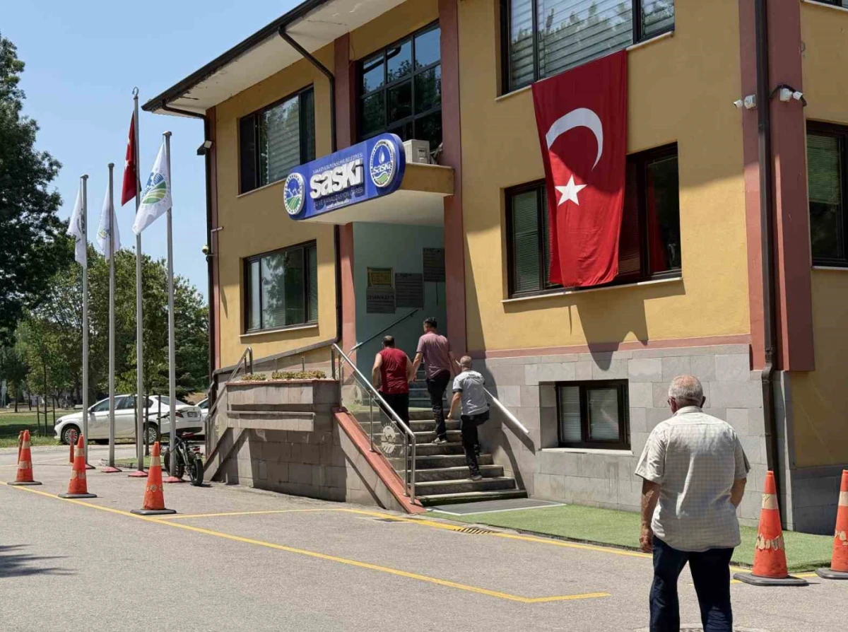 Kendini yakmakla tehdit etti, ekipleri görünce benzini motosiklete doldurdu