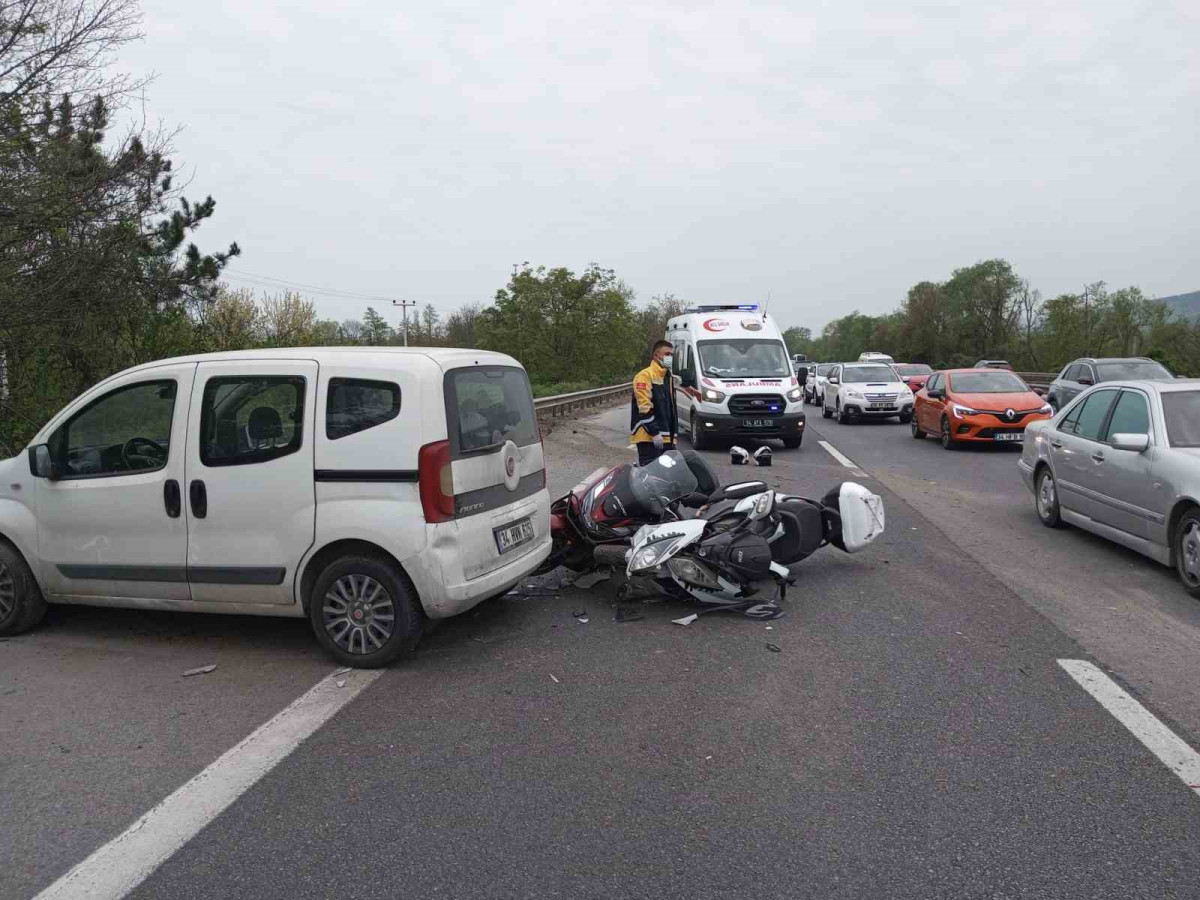 Otoyolda hafif ticari araç ve iki motosiklet çarpıştı: 2 yaralı