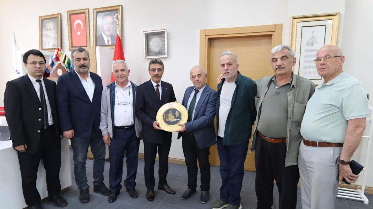 Sakarya Samsunlular Derneği, Erenler Belediye Başkanı Şenol Dinç'i ziyaret etti