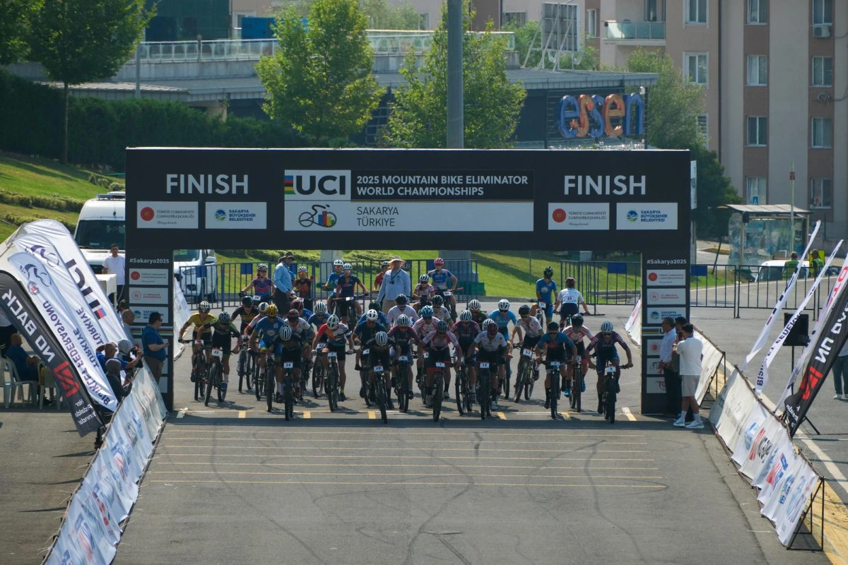 Sakarya'da nefes kesen şampiyona; Genç pedallar zirve için yarıştı