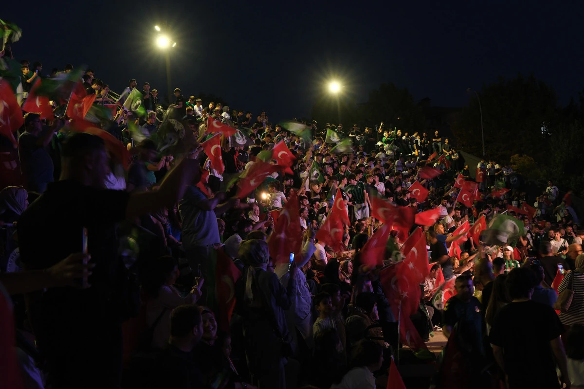 Sakarya’da yaz konseri rüzgârı başladı: Fatma Baba sahnesiyle coşku zirveye çıktı 