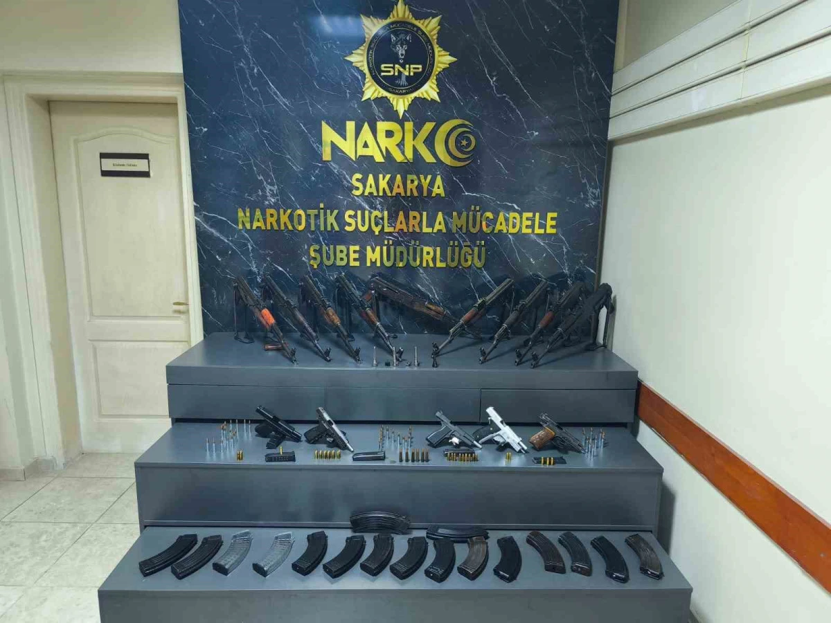 Uyuşturucu sandılar, silah deposu çıktı: Otomobili kullanan şoför polisti
