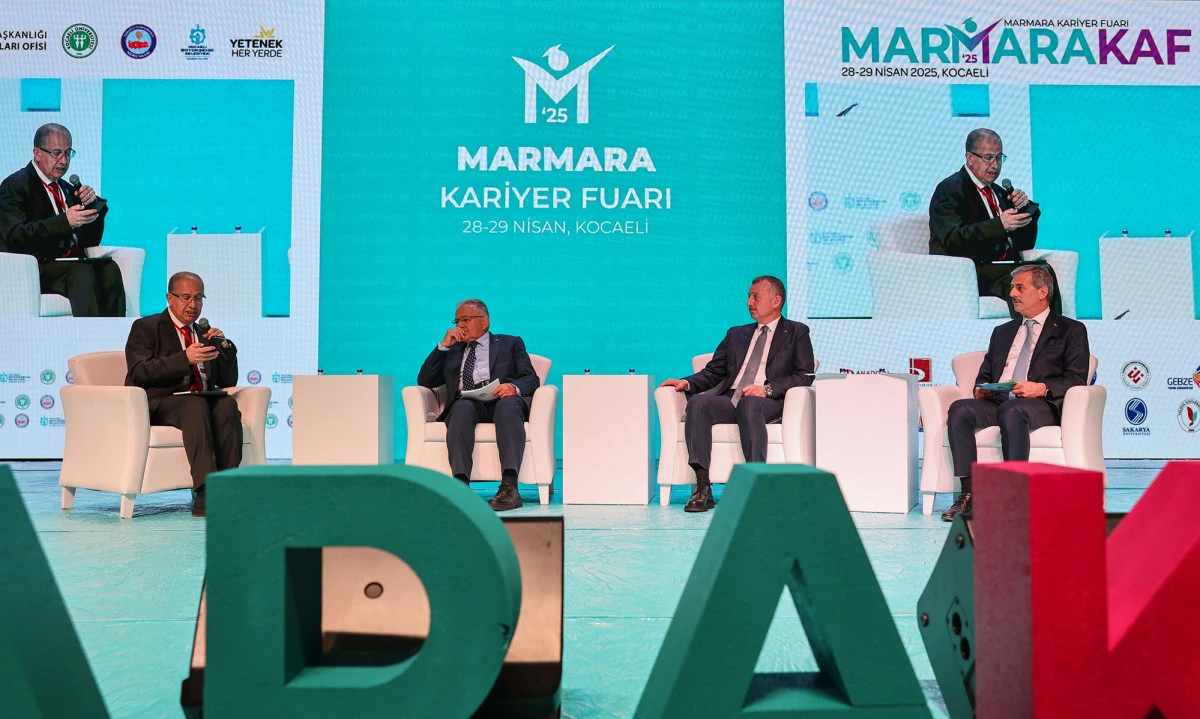Yusuf Alemdar gençlere dev fuarda deprem gerçeğini hatırlattı: “Dönüşüm Sakarya’nın gençlerine en büyük mirasımız olacak”