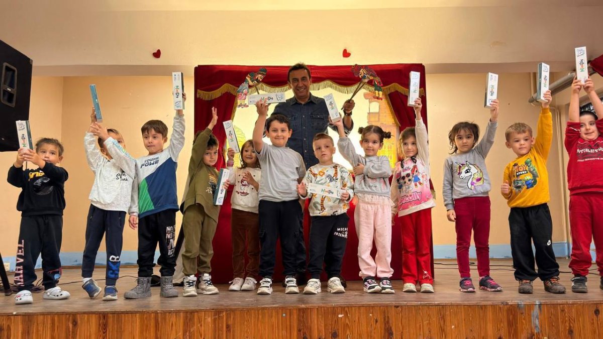 Minik öğrenciler “Bir Hikaye Bin Neşe” programıyla doyasıya eğlendi